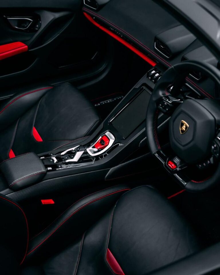 Lambo huracan evo awd convertible 2023 - interiors